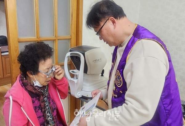 마을로 찾아가 어르신들의 시력을 점검하고 돋보기를 선물하는 김영남 안경사의 이야기가 따뜻한 온기를 전하고 있다.