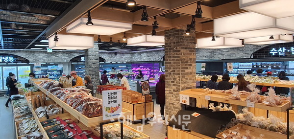 해남읍에 개장한 해남군 로컬푸드 직매장이 누적매출 100억원을 달성했다.