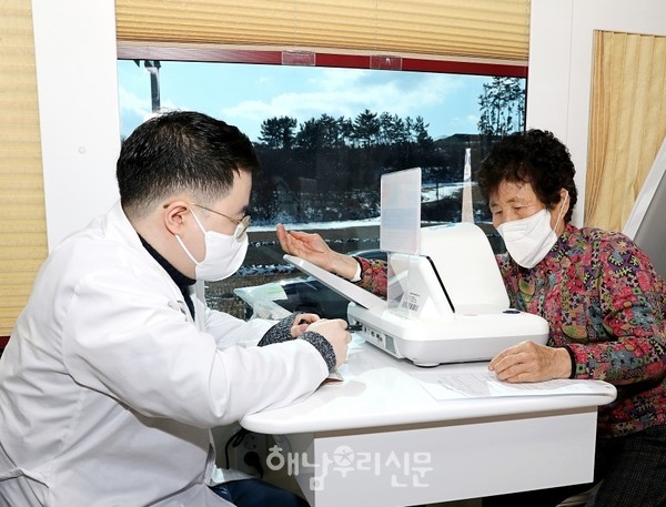 해남군이 찾아가는 물리치료버스 운행을 시작한다.