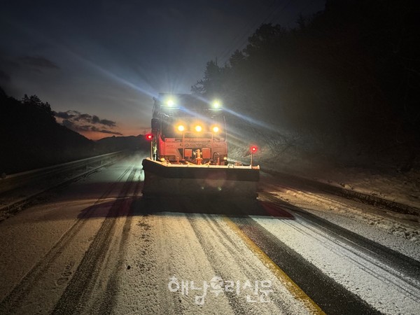 해남군이 연일 대설주의보가 발효된 가운데 신속한 제설 작업을 진행했다.