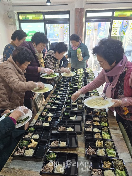 화산면주민자치회와 꽃메어르신들이 노인일자리 및 독거어르신들과 나눌 정월대보름 음식을 준비하고 있다.
