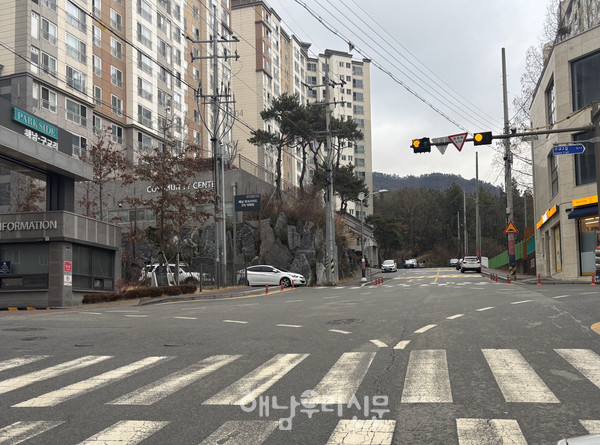 해남군이 눈길 비탈길에 어려움을 겪는 파크사이드 주민들을 위해 열선 도입을 검토중이다.(사진 파크사이드 아파트 언덕)