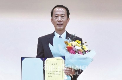 해남문화원 윤상일 신임원장이 문화강국 해남을 위한 다양한 문화정책을 펼칠 것이라고 밝혔다.(문화원장 당선 축하모습)