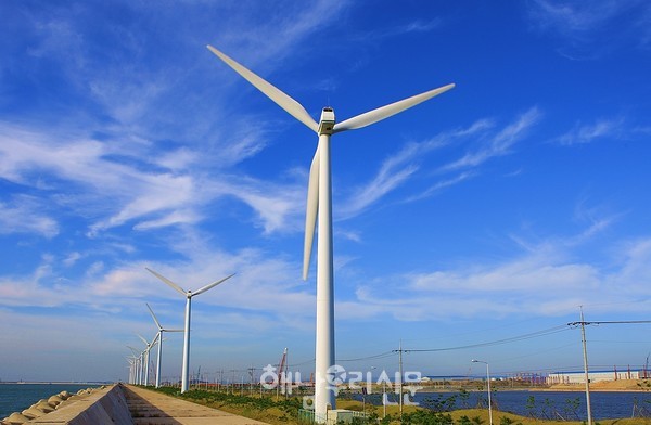 전북 군산시는 시가 100% 출자한 시민발전주식회사를 세워 신재생에너지 주민이익공유제를 운영하고 있다.