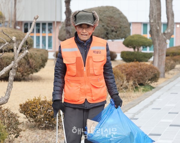 옥천면 용심마을 권매수 어르신은 주 3일 옥천초 주변에 버려진 쓰레기를 줍는 봉사를 하고 있다.