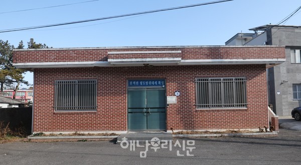 현산면 소재지에 위치한 구 예비군중대 건물이 주민 쉼터 및 미디어문화 공간으로 변모한다.