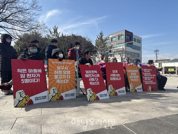 남향석산 허가 연장을 두고 현산면 만안리 주민들이 허가신청 불허를 주장하며 매일 집회를 열고 있다.