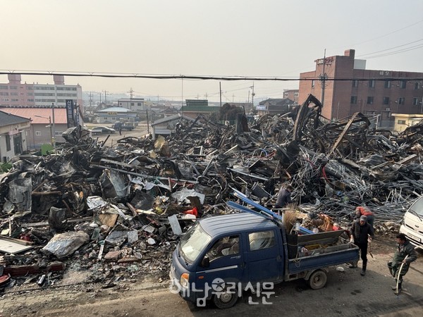 주민들은 하루빨리 복구가 이뤄지길 바라지만, 불길이 휩쓸고 간 자리는 잿더미만이 남아 있다.