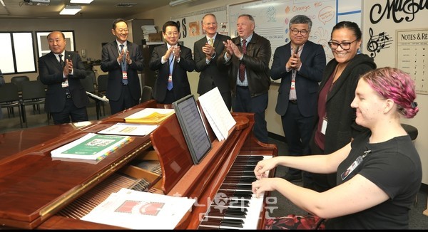 명현관 군수가 미국 캘리포니아 소재 레드랜드 크리스천 스쿨(RCS)을 방문, 국제학교 유치 업무협약을 체결했다.