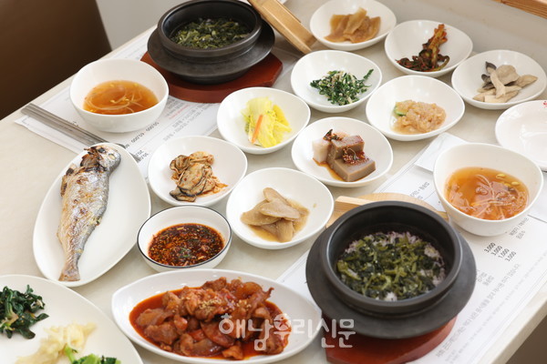 해남읍 수성리 ‘곤드레만드레’는 곤드레 돌솥밥 정식이 대표 메뉴로, 국산 재료로 만든 제철 반찬 20가지가 함께 나온다.