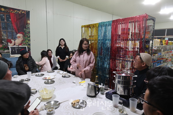 ‘믿고 보는 만남학교’가 열린 가운에 북평 페라플러스 문희정 대표가 필리핀 디저트에 대해 설명하고 있다.