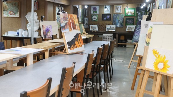 북평면 신기마을의 ‘북평그림마을 미술관’은 공방이자 북평그림동우회 회원들의 전시관이기도 하다.