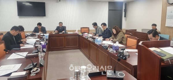 해남군의회 간담회에서 AI기술을 활용한 대화형 정보 플랫폼 구축 사업이 논의됐다.