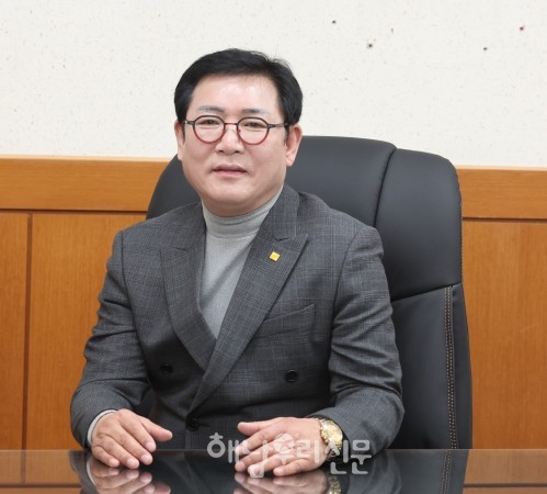 해남예총 제12대 회장으로 당선된 김장식 신임회장은 새로운 해남 문화예술시대를 열겠다는 포부를 밝힌다.