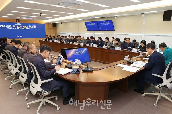 명현관 군수가 실과소장 및 읍면장 회의에서 6박7일 미국방문 결과가 현실화될 수 있도록 행정력을 집중해 줄 것을 주문했다.