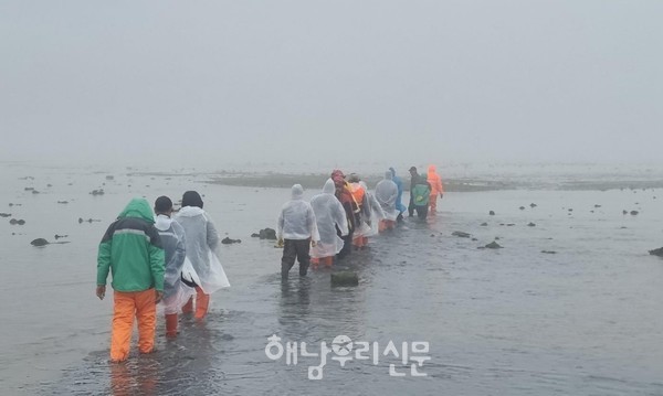 북일면 갈두마을 바다에서 실종된 부부를 찾기 위해 북일의용소방대가 바다를 수색하고 있다.