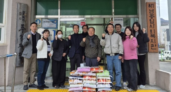 해남문화원 윤상일 원장이 해남종합사회복지관에 쌀 20포대를 기탁했다.