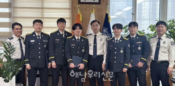 해남소방서는 전보 및 근속승진 소방공무원들에게 임용장을 수여했다.