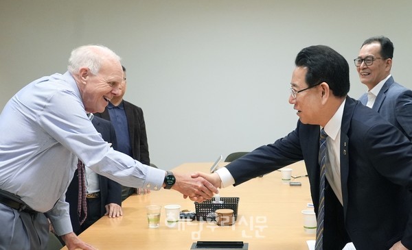 솔라시도 데이터센터 유치를 위해 김영록 지사가 알파벳(구글 모기업) 존 헤네시 의장과 만나고 있다.