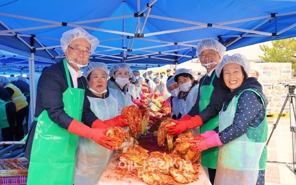 오는 3월8일 우수영 관광지에서 ‘새봄, 새 김치 담그기’가 열린다.(지난해 축제 모습)
