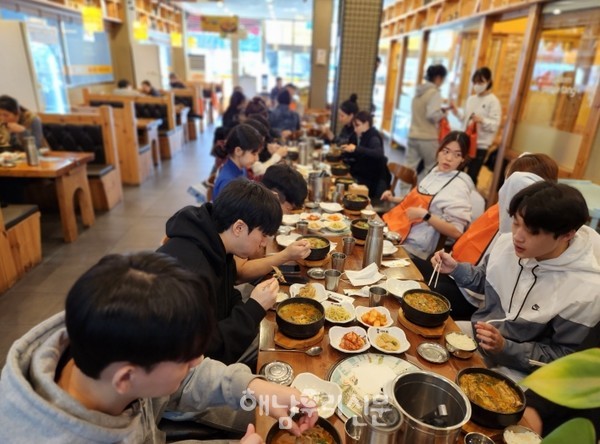 역대 가장 많은 전지훈련팀이 해남을 찾은 가운데 훈련기간 해남 각 음식점도 만석을 이뤘다.