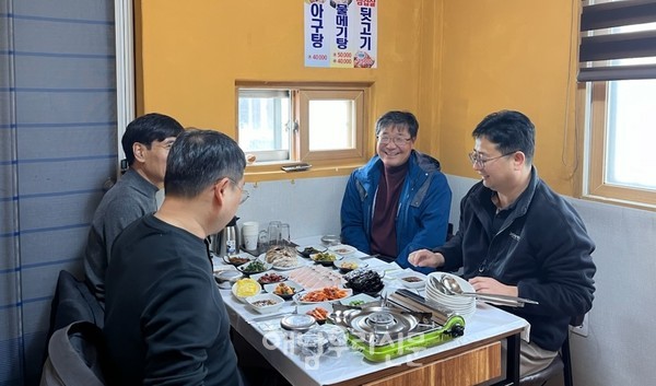 송지면사무소 직원들이 ‘이 맛에 해남 산다’에 소개된 삼원밥집에서 점심을 먹었다.