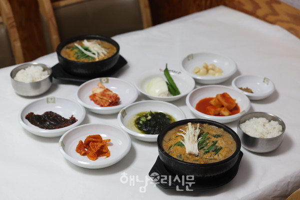 계곡면 성진리 ‘가학산흑염소 전문점’은 연탄불에 오랜 시간 은근히 끓여낸 흑염소탕이 대표 메뉴로 진하고 깊은 맛이 난다.