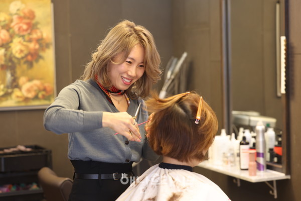 해남군미용협회 지부장을 3년째 맡고 있는 더자스민 김은정 원장은 협회 회원들과 함께 봉사하며 보람된 나날을 보내고 있다.