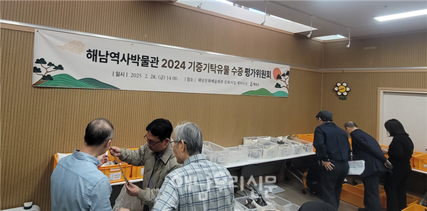 해남군이 해남역사박물관 건립을 위해 기탁받은 자료에 대한 평가위원회를 개최하고 유물 714점을 수용키로 했다.