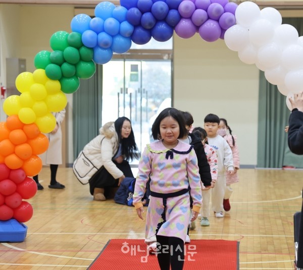 삼산초의 유일한 신입생과 유치원 원아들이 선배들과 교사들의 환대 속에서 입학식을 치르고 있다.