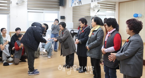 화산중학교 신입생들에게 꽃메할메집 할머니들이 겨우내 판매한 붕어빵 수익금으로 장학금을 전달했다.