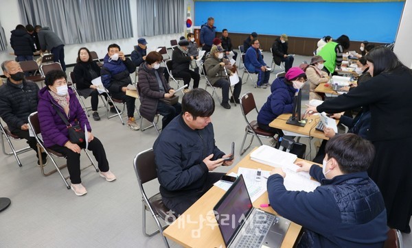 민생경제회복지원금 지급이 3월4일 기준 지급율이 87%, 114억원이 풀리면서 지역상권이 특수를 누리고 있다.(해남읍사무소 지급 모습)