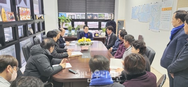 현산면 상구시, 하구시 주민들과 박지원 국회의원이 남향석산 피해에 대한 간담회를 가졌다.
