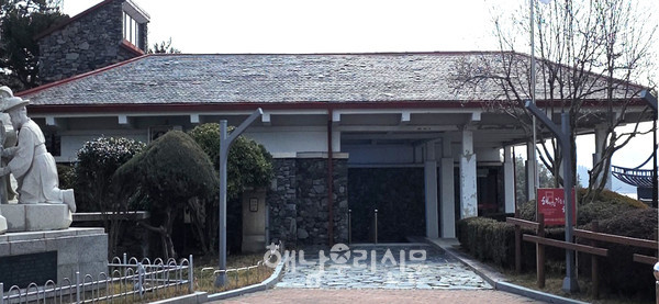 지난 7년 동안 방치돼 왔던 우수영관광지 내 구 전시관이 리모델링을 통해 라운지로 변경된다.