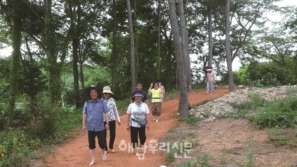 ‘걷기 성지 해남’을 표방하는 해남군이 3월부터 마을, 직장, 가족, 모임 등 5인 이상이 함께 걸으면 더 큰 혜택을 준다.