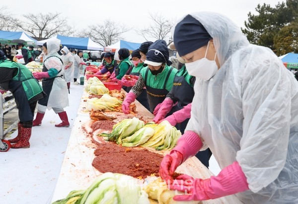 지난 3월8일 우수영 관광지에서 ‘제5회 문내면 새봄, 새 김치 담그기 축제’가 열렸다.