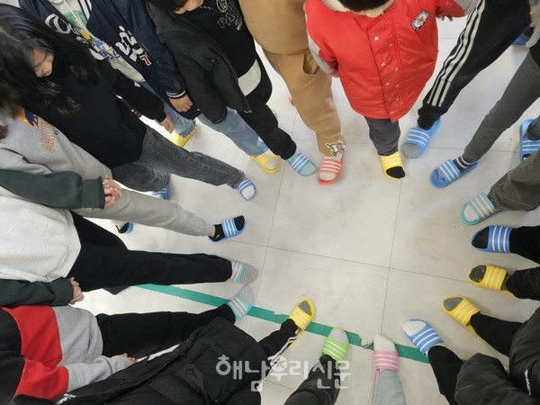 모닝글로리 해남점이 120만원 상당의 슬리퍼 200족을 현산면에 기탁했다.