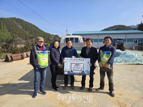 해남군새마을협의 박유안 회장이 백미 53포를 송지면에 기탁했다.