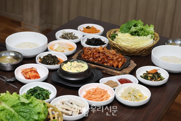 해남읍 해리 ‘삼성쌈밥’은 신선한 채소에 제육볶음 한 쌈, 나물과 밥을 쓱쓱 비벼 먹으면 입안에 봄이 펼쳐진다.