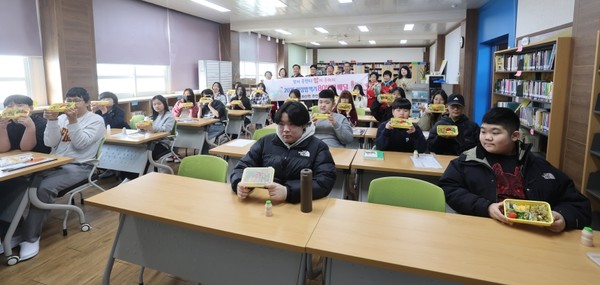 화산면주민자치회는 지난 3월11일 지역 아이들의 건강한 아침을 응원하며 80번째 도시락을 전달한다.