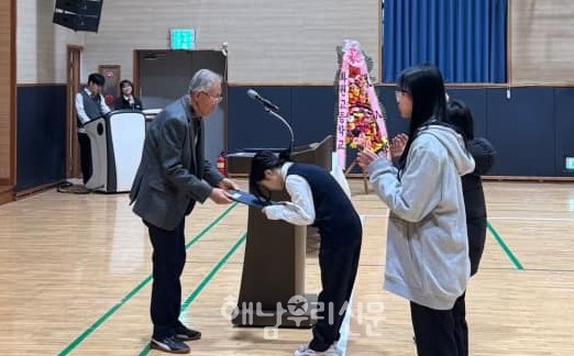 화원면노인회가 출향인사들이 건넨 쌈짓돈을 모아 올해 첫 장학금을 지급했다.  