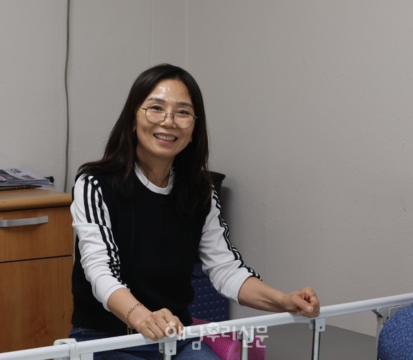 환자를 돌보는 박현 간병인은 온 마음을 다해 환자를 돌보며, 만나는 사람마다 감동을 준다.