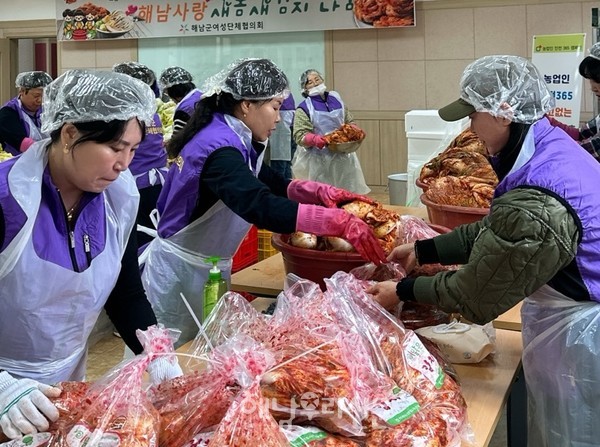 해남군여성단체협의회가 ‘새봄 새김치 나눔’ 봉사활동을 실시했다.