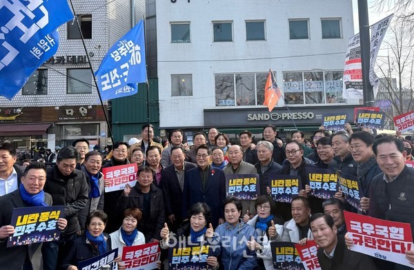 지난 3월15일 서울 종로구 광화문광장에서 열린 ‘내란수괴 윤석열 즉각 파면 긴급행동’ 집회에 박지원 국회의원, 명현관 군수 등 민주당 해남·완도·진도 당원들이 합류했다.