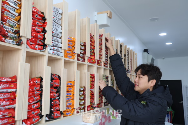 해남서초등학교와 해남중학교 사이에 손님이 직접 계산하고 조리하는 형태의 ‘뽀글뽀글 무인라면 카페’가 문을 열었다.