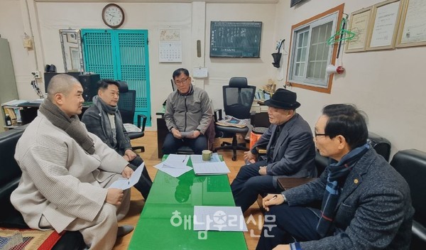 대흥사 춘계 서산대제를 앞두고 미황사 향문 주지스님이 해남향교를 찾았다.