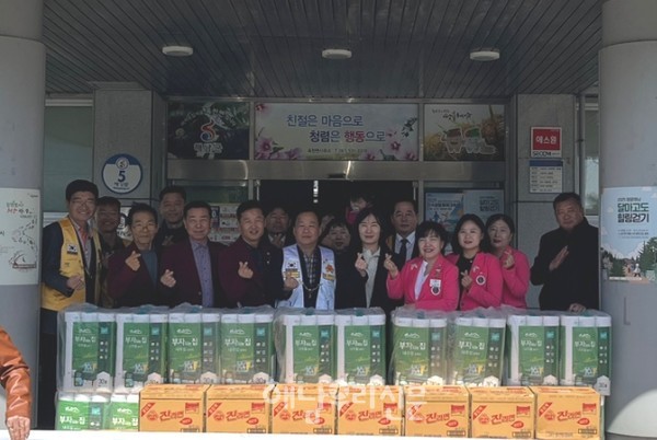 라이온스 3개 클럽이 옥천면에 150만원 상당의 화장지와 라면을 기탁했다.