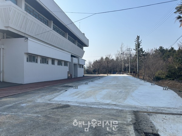 해남군이 우슬경기장에 근대5종 장애물경기장 건립을 위해 기초작업인 바닥 공사에 들어갔다.