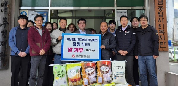 해남예총 김장식 회장이 해남종합사회복지관에 쌀 300kg을 전달했다.