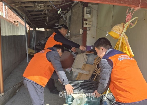 한전MCS㈜ 해남지점이 문내면 지체장애가정을 방문해 봉사활동을 전개했다.